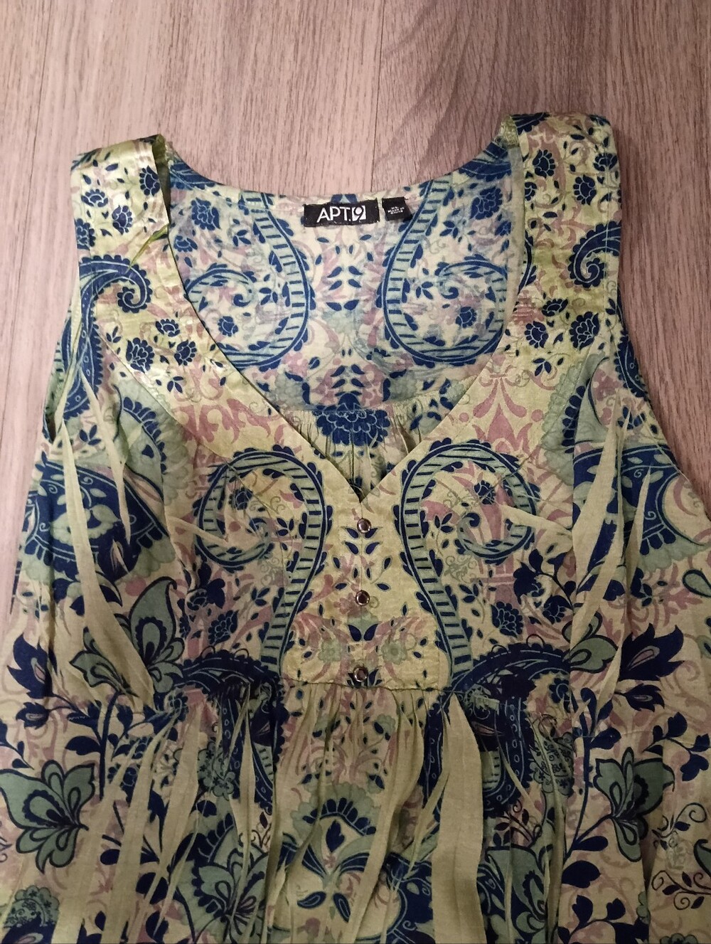 APT. 9 Green Paisley Sleeveless V-Neck Top